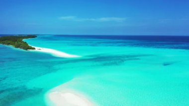 Güneşli havada canlı turkuaz deniz kenarı. Güney Asya, Maldivler 'de egzotik tatil. 