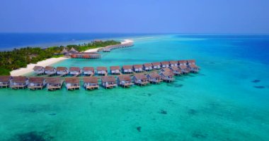 Lüks adadaki sıcak bungalovlar. Bora Bora 'da yaz tatili, Fransız Polinezyası.