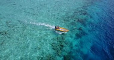 Gündüz deniz manzaralı. Barbados, Karayiplerin güneşli doğası. 