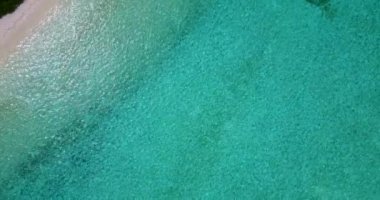 Gündüz vakti parlak turkuaz renklerle deniz kenarı sahnesi. Endonezya, Bali 'de tropikal tatilin tadını çıkarıyorum..