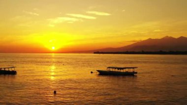 Akşam deniz manzarası yumuşak renklerde. Bali 'nin tropikal doğası.