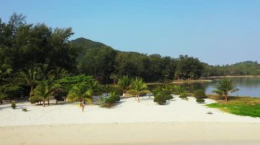 Yeşil tropikal adaya bakıyorum. Bali 'de yaz yolculuğu.