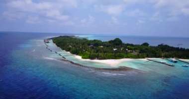 Tepeden görülen tropik bir ada. Bali, Endonezya 'da egzotik tatil.