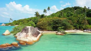Yüksek ve kayalık ada kıyıları. Tayland, Asya 'nın tropikal doğası