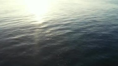 Sahilde hareket eden dalgaların görüntüsü. Tayland 'da yaz mevsimi.  