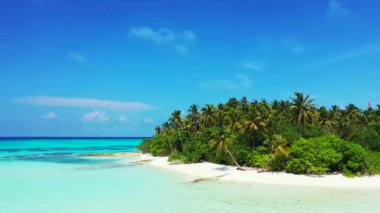 Sabahleyin ada kıyısında parlak turkuaz kristal su. Endonezya, Bali 'de yaz tatili. 