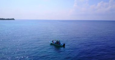 Mavi denizde motorlu teknede yüzen turlar. Endonezya, Bali 'ye tropikal yolculuk.