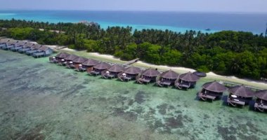 Adadaki sıcak bungalovlar. Endonezya 'nın Idyllic doğası.