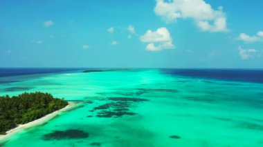 Turkuaz suyu ve beyaz kumlu Virgin Plajı. Filipinler 'in doğal manzarası.