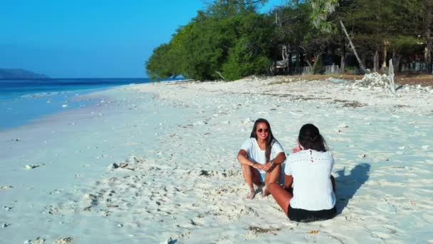 Κορίτσια Που Κάθονται Στην Αμμώδη Παραλία Την Ημέρα — Αρχείο Βίντεο