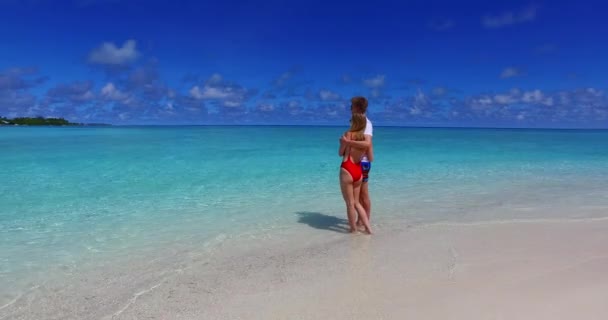 Pareja Feliz Relajarse Playa Tropical — Vídeo de stock