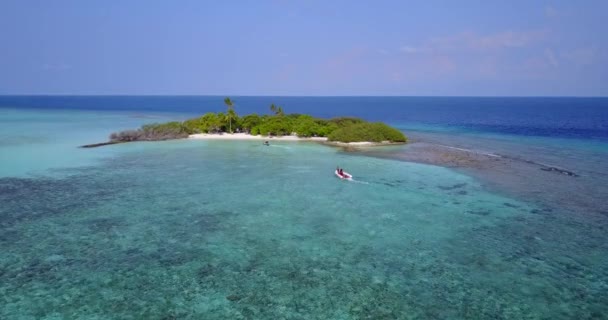 Boote Die Tagsüber Der Nähe Der Insel Schwimmen Exotischer Urlaub — Stockvideo