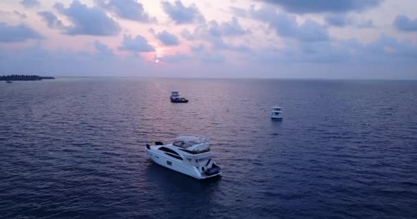 Båtar Kvällshavet Sommartid Kustlandskap Bali — Stockvideo