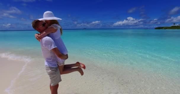 Casal Romântico Praia Tropical — Vídeo de Stock