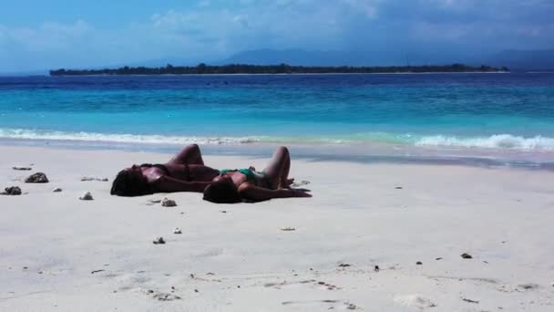 Dos Chicas Pasando Buen Rato Tomando Sol Playa Arena — Vídeo de stock