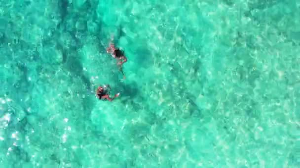 Filmato Aereo Due Donne Che Nuotano Nell Oceano — Video Stock
