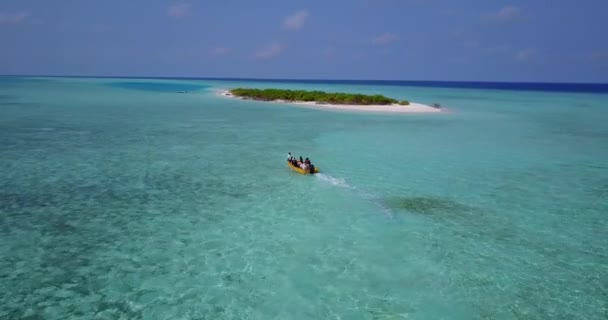 Туристи Переїжджають Острів Моторному Човні Сцени Ямайки Карибське Море — стокове відео