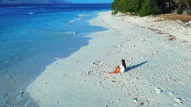 Дівчина Сидить Піщаному Пляжі Розслабляється — стокове відео
