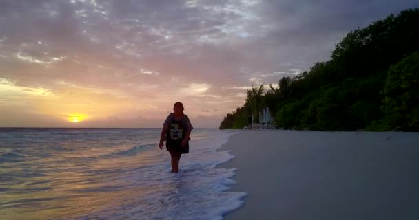 Silueta Ženy Kráčející Písčité Pláži Při Západu Slunce — Stock video