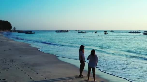 Belas Mulheres Jovens Praia Tropical — Vídeo de Stock