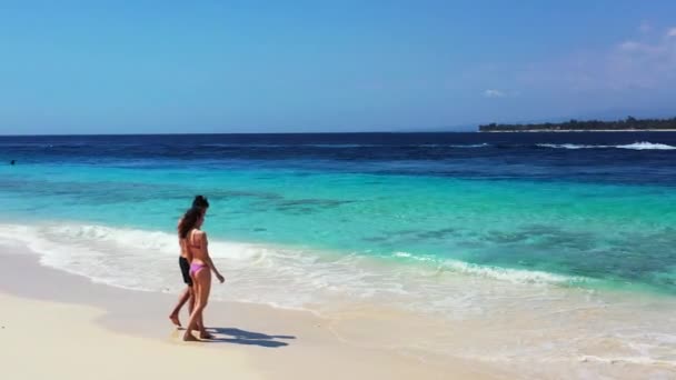 Tropical Escena Isla Con Joven Pareja Encantadora Disfrutando Vacaciones Playa — Vídeos de Stock