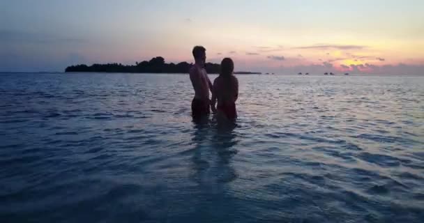 Jong Stel Ontspannen Het Strand Bij Zonsondergang Thailand — Stockvideo