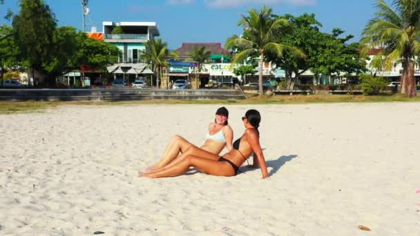 Schöne Freundinnen Sonnen Sich Sandstrand — Stockvideo