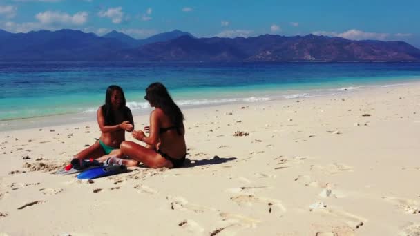 熱帯のビーチでゲームをしている美しい若い女性は — ストック動画