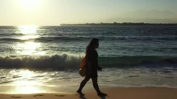 Mochila Viajante Mulher Asiática Praia Tropical — Vídeo de Stock