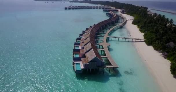 Drone Uitzicht Water Bungalows Aan Kust Met Turquoise Zee Zomervakantie — Stockvideo