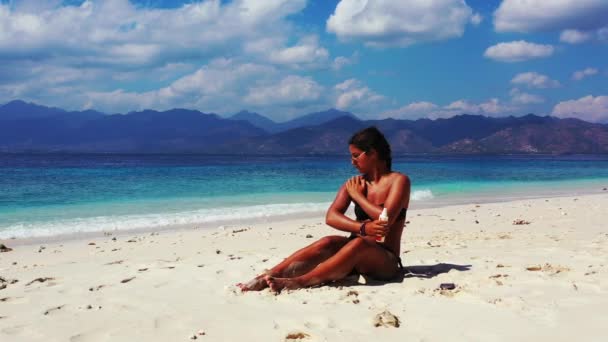 Bella Giovane Donna Prendere Sole Sulla Spiaggia Tropicale — Video Stock