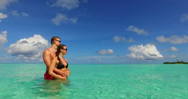 Doce Casal Abraçando Divertindo Costa Atrás Céu Azul Mar Azul — Vídeo de Stock