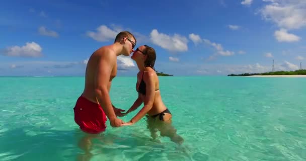 海に眠る若いカップルの映像 — ストック動画