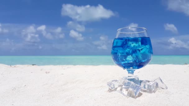 Cocktail Alcohol Azul Con Cubos Hielo Playa Exótico Viaje Verano — Vídeos de Stock