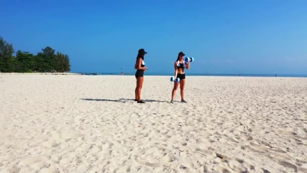 Chicas Haciendo Ejercicio Playa — Vídeos de Stock