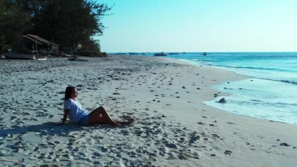 Menina Sentada Praia Areia Relaxante — Vídeo de Stock