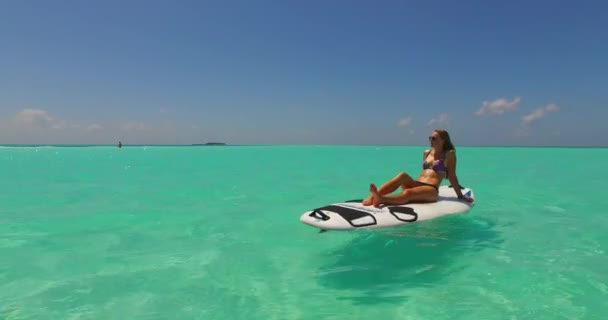 Vídeo Chica Atlética Tomando Sol Tabla Surf Balanceándose Sobre Las — Vídeos de Stock