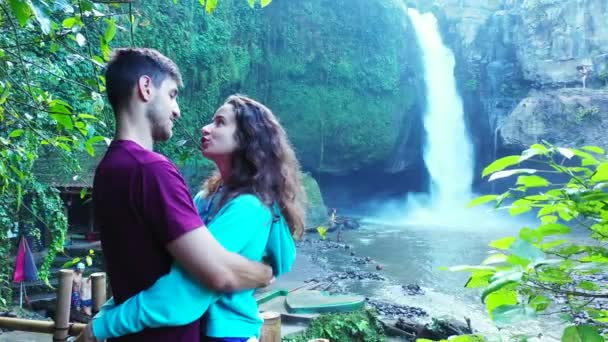 Menina Bonita Ter Bom Tempo Com Seu Namorado Perto Cachoeira — Vídeo de Stock