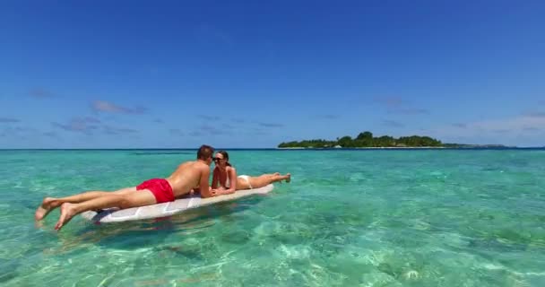 在夏威夷的大岛上 海滩上的一对有趣的夫妇在冲浪板上一起在海里冲浪 — 图库视频影像