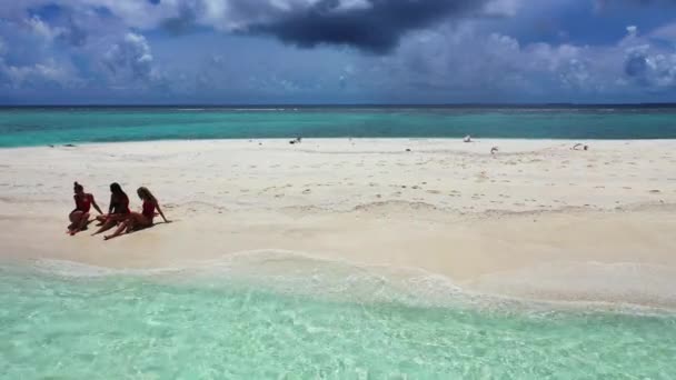 Grupo Belas Mulheres Jovens Passeando Uma Praia Cuba — Vídeo de Stock