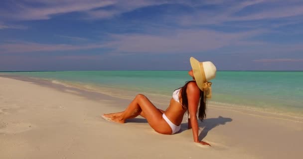 Gemütlich Hübsche Reisende Bikini Entspannt Strand Von Kuba — Stockvideo
