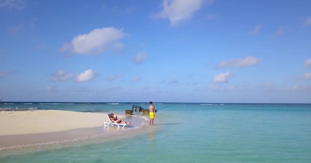 Hombre Pescando Mientras Novia Relajarse Cerca Playa Isla — Vídeo de stock