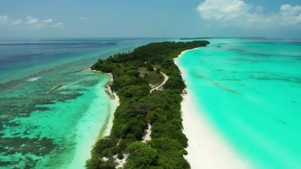 Heldere Turquoise Oceaan Met Golfbrekers Rond Groen Eiland Exotische Reis — Stockvideo