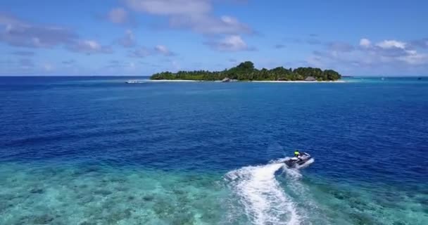 Turistas Driwing Scooter Agua Con Isla Fondo Bali Escena Natural — Vídeos de Stock