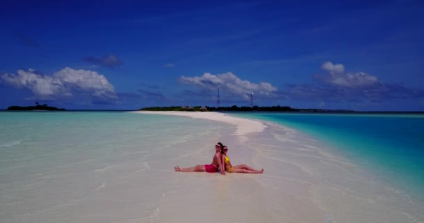 Bella Giovane Coppia Godendo Vacanza Sulla Costa Della Spiaggia Sabbia — Video Stock