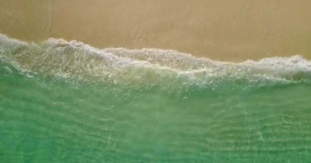 Vista Superior Vídeo Sobre Superfície Água Cristalina Turquesa Paisagem Marinha — Vídeo de Stock