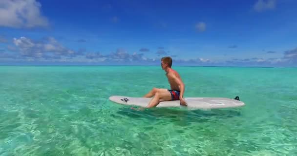 Homem Bonito Relaxando Paddleboard — Vídeo de Stock