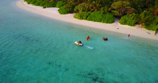 Los Turistas Que Divierten Costa Exótico Viaje Verano Bali Indonesia — Vídeo de stock