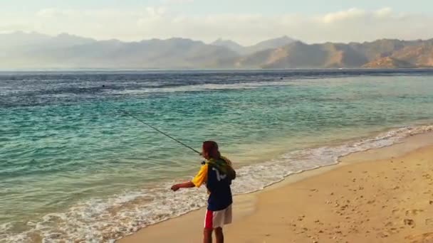 Pescador Pescando Praia Areia Pôr Sol Barbados — Vídeo de Stock