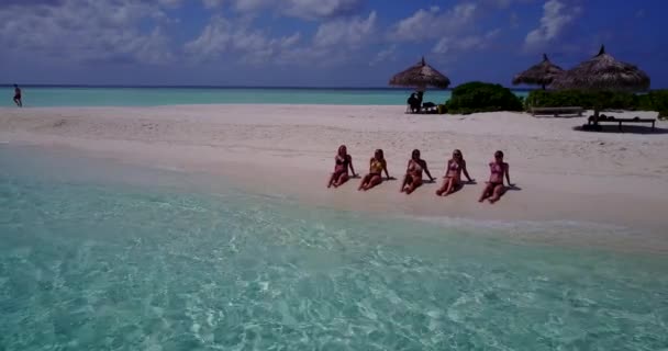 Vídeo Las Chicas Bronceadas Bikini Tumbado Una Fila Playa Arena — Vídeos de Stock